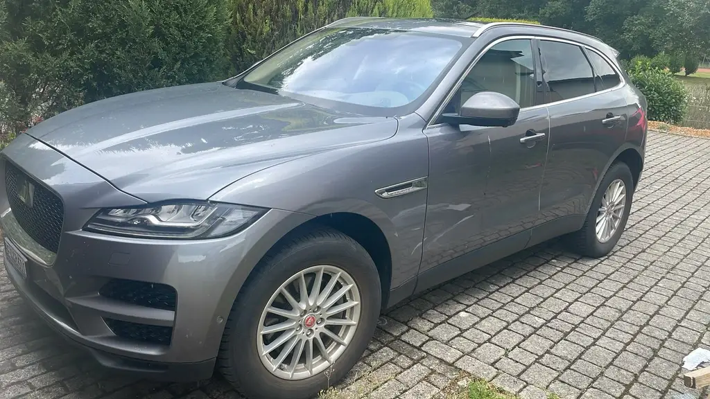 Jaguar F-Pace 3.0TD S AWD in Grau Metallic, Seitenansicht von schräg vorne